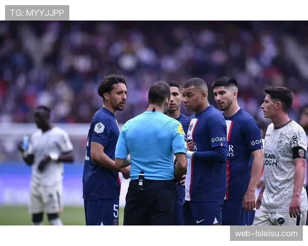 特写:洛里昂门将姆沃戈扑出关键单刀后,与队友疯狂庆祝保级希望重燃 特写:洛里昂门将姆沃戈扑出关键单刀后,与队友疯狂庆祝保级希望重燃